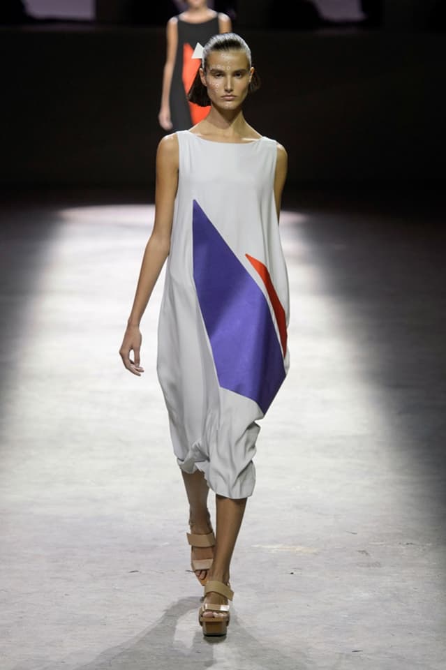 La marca japonesa ha presentado su última colección para primavera – verano 2017 en la semana de la moda de París. La inspiración que se utilizó en esta colección fue la artesanía tradicional japonesa combinada con la tecnología de último momento, incluyendo estampados 3D creadas exclusivamente para la marca a computadora. No te la pierdas a continuación.Texto: Carolina BerdeguéLee el artículo original en Buró 24/7 México