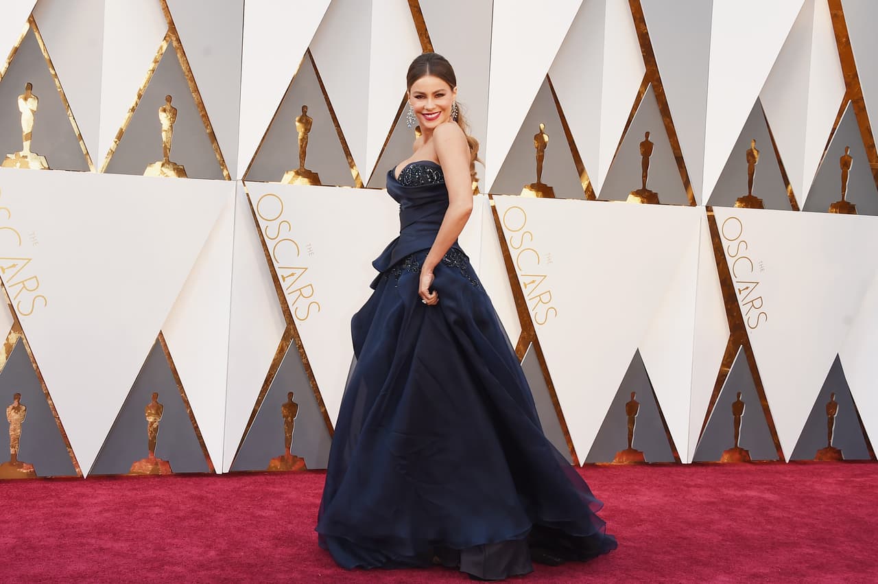 La colombiana lució hermosa en la alfombra roja con un vestido azul marino de Marchesa.