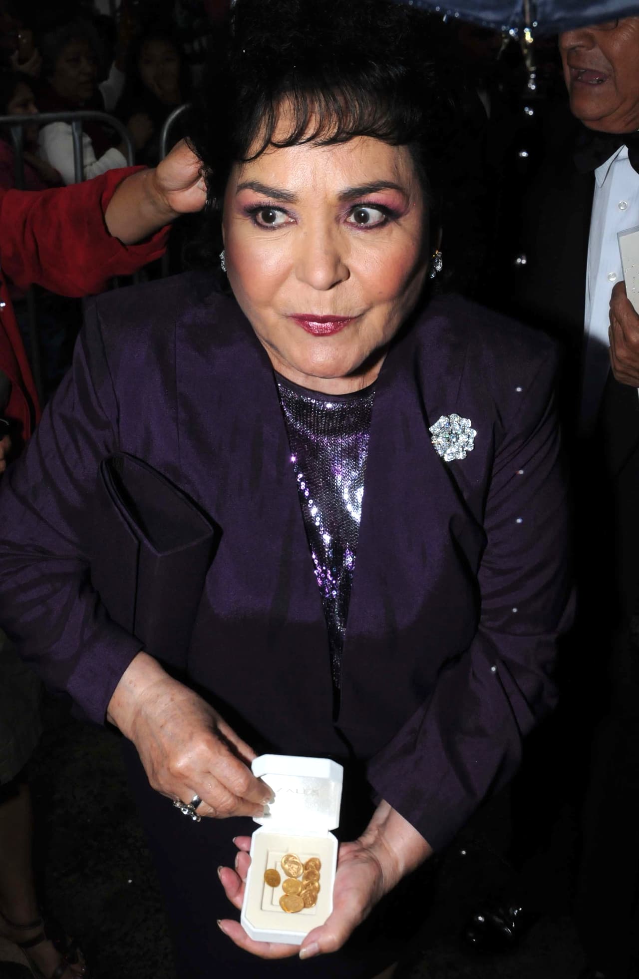 Según Carmen Salinas, su suegra sustentaba esas dudas a partir del color de piel del niño: "Ese niño está igual de prieto que tú, ese ni ha de ser de Pedro. La niña sí es blanca y 
<b><a href="https://www.youtube.com/watch?v=BOUd2KjvIxo" target="_blank">es como nosotros y aquí la vas a dejar</a></b>". 
<br>