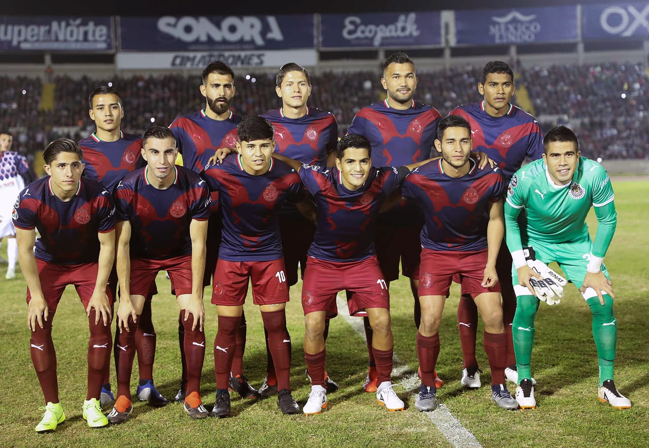 Y, como es obvio por su esencia y naturaleza, con las Chivas jugaron también 11 futbolistas mexicanos, enfrentando a 22 aztecas en el terreno de juego.