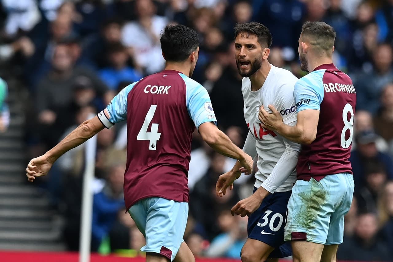 Resultados de la Jornada 37 de la Premier League: West Ham 2-2 Manchester City, Tottenham 1-0 Burnley, Watford 1-5 Leicester City, Wolves 1-1 Norwich, Leed United 1-1 Brighton, Aston Villa 1-1 Crystal Palace.