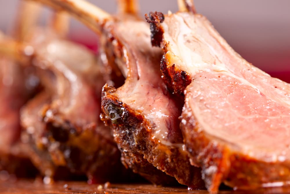 Es tiempo de que vierte el adobo sobre las chuletas. Cerciórate de cubrir ambos lados y cubre con papel plástico. Ahora refrigera por lo menos 2 horas para marinarlo y que el sabor que tomen sea delicioso.