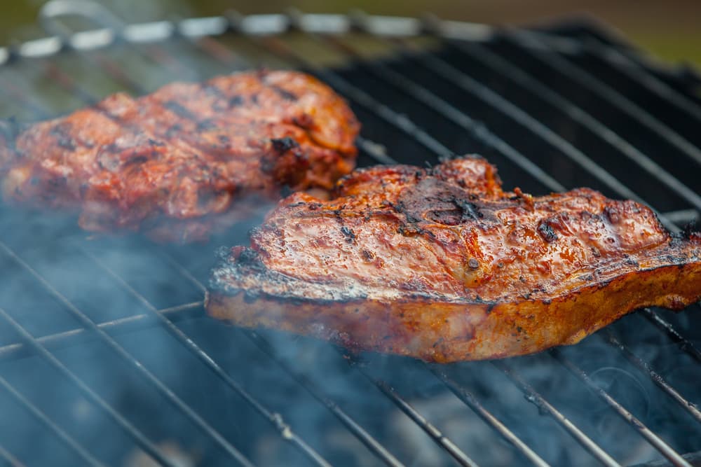 Cuando haya pasado el tiempo es momento de cocinarlas, así que prepara una parrilla con una capa de brasas, o bien enciende una parrilla de gas a fuego medio alto.