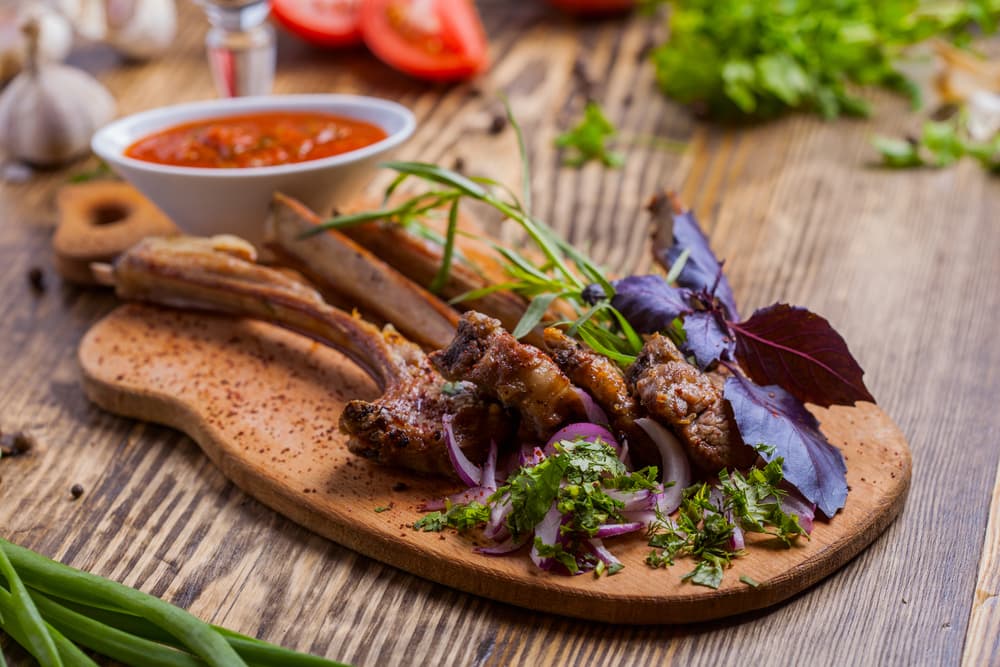 Ahora agrega el yogur, sal y la pimienta hasta que se mezclen, cuando tengas bien la mezcla sírvela en un bowl, tápala y llévala al refrigerador por unas horas, eso hará que los sabores salgan. Listo, ahora puedes servir. ¡Buen provecho!
