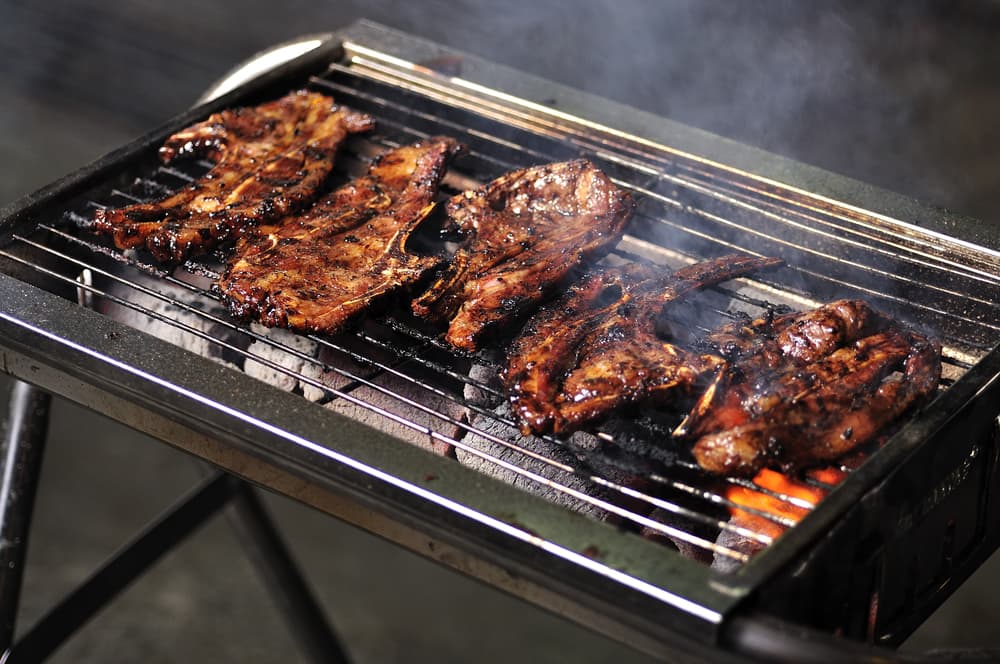 Como vayan estando listas las chuletas ponlas en un plato y tapa bien con papel de aluminio y deja de lado a descansar durante 10 minutos.