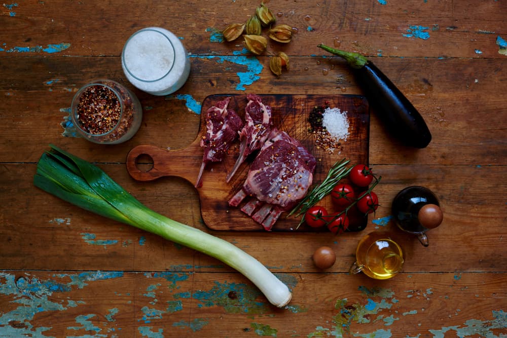 Veras que la vas a disfrutar mucho. Los ingredientes que necesitas son: 6 dientes de ajo, 3 cucharadas de hojas de romero fresco, 1 y 1/2 cucharadita de orégano, 1/2 taza de jugo de limón, 1/2 taza de aceite de maíz, sal, pimienta negra, 1/2 taza de vino tinto y 8 chuletas de cordero.