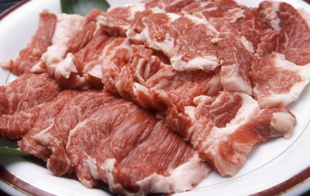 Te recomendamos que las chuletas las coloques en un plato de cerámica grande para mantenerlas en una sola capa.