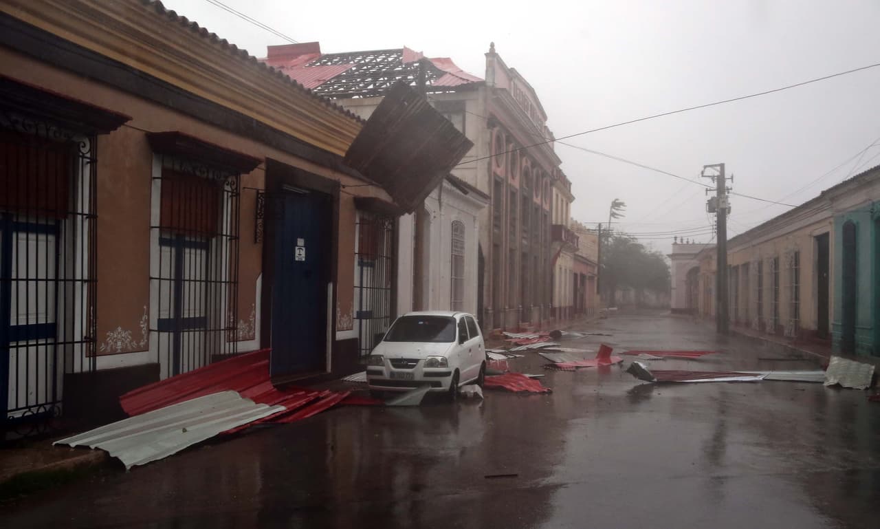 Parte de las tejas del techo del teatro en la ciudad de Remedios, en el centro de Cuba, volaron durante la noche de azote constante de Irma.