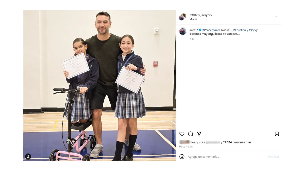 Carolina en una andadera ortopédica.