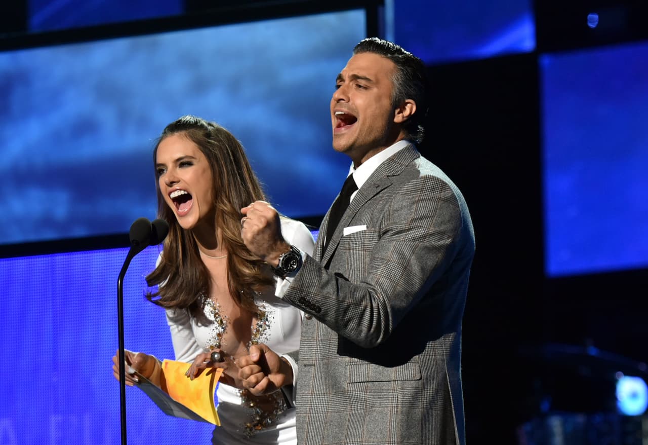 Alessandra Ambrosio y Jaime Camil, fueron parte del elenco de presentadores de la noche.