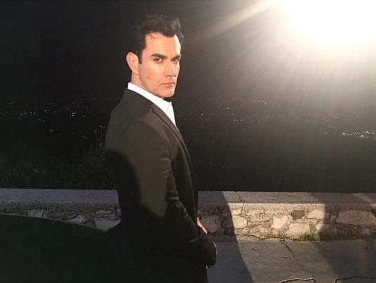 Esto es sólo un poco de lo que ha hecho este talentosísimo actor, que además también inició como modelo. ¿Cuántas sorpresas más nos dará en Tres Veces Ana?