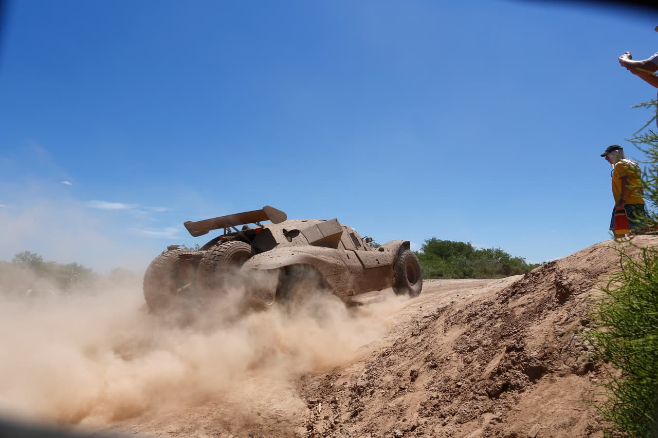 Los pilotos son tan estrellas como sus vehículos, sin los cuales sería imposible recorrer más de nueve mil kilómetros en dos semanas.