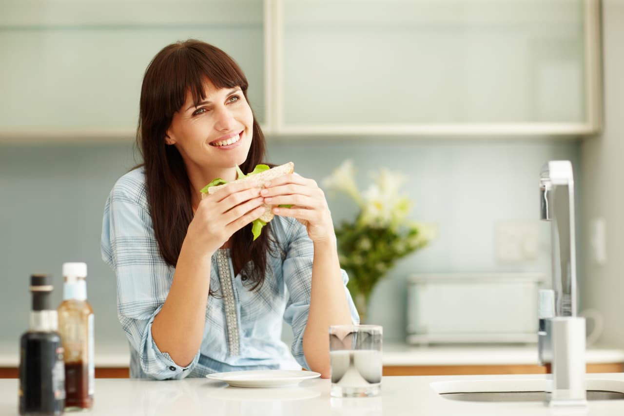 <b>En la noche: </b>Consumir alimentos ricos en proteínas es necesario para formar y reparar todos los tejidos del cuerpo mientras estamos durmiendo.