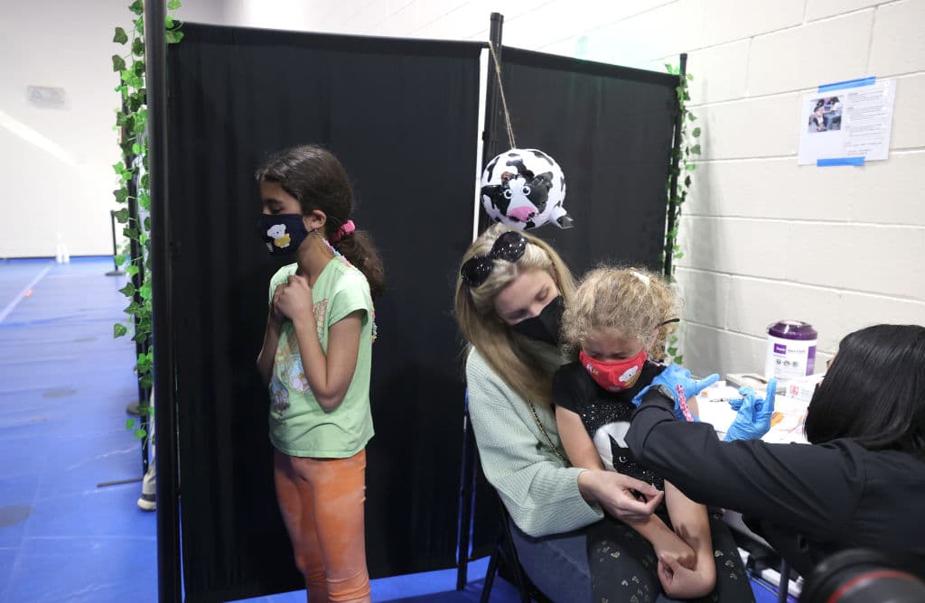 <h2 class="cms-H2-H2"><b>Licencia remunerada por la enfermedad de un familiar</b></h2>
<br>
<b>AB 2123</b>
<br>
<br>Permite a los empleados tomar licencia familiar remunerada sin utilizar el tiempo de vacaciones. Se aplica a los empleados que necesitan ausentarse debido al cuidado de un familiar enfermo, el establecimiento de vínculos con un nuevo hijo o porque un familiar está en servicio militar activo.
<br>