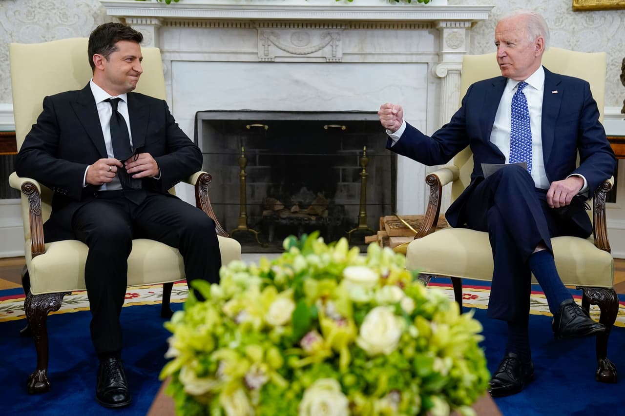 <b>Rusia aumenta gradualmente sus tropas en la frontera con Ucrania y Zelenskyy visita a Biden (2021)</b>
<br>
<br>A mediados de 2021 Rusia comenzó a enviar más y más tropas a la frontera con Ucrania y Zelenskyy insta a los líderes de la OTAN a poner a Ucrania en un cronograma para la membresía. 
<br>
<br>Dos años después de su enredo con el expresidente Trump, Zelenskyy visita la Casa Blanca para reunirse con el presidente Biden. El estadounidense enfatiza que Estados Unidos está comprometido “con la soberanía y la integridad territorial de Ucrania frente a la agresión rusa”, pero repite que Ucrania aún no ha cumplido las condiciones necesarias para unirse a la OTAN.
<br>