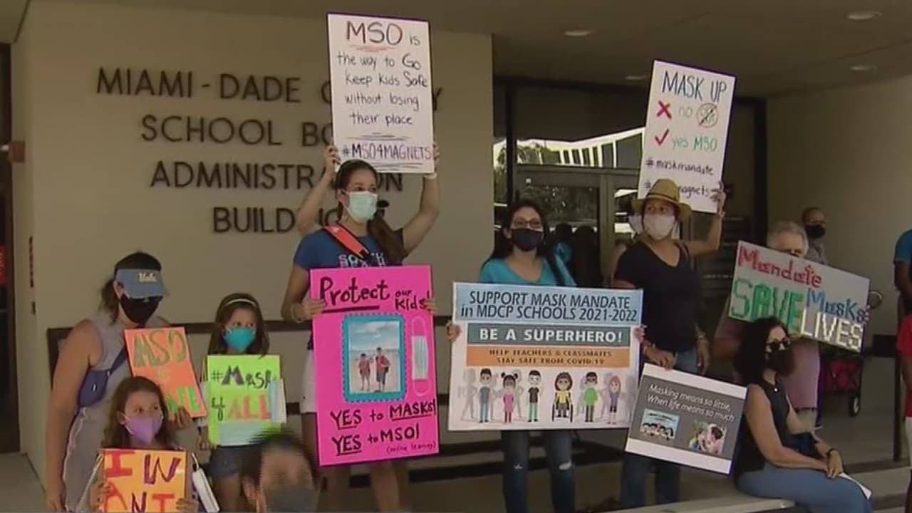 “Si exigen otras vacunas y uniformes, ¿por qué no pueden exigir máscaras?”: padres de Miami-Dade
