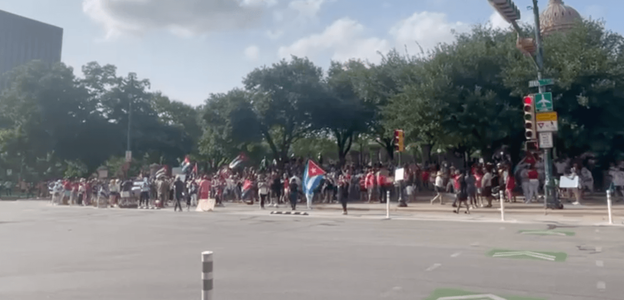 En el Capitolio de Texas, cientos se congregaron para mostrar su solidaridad.