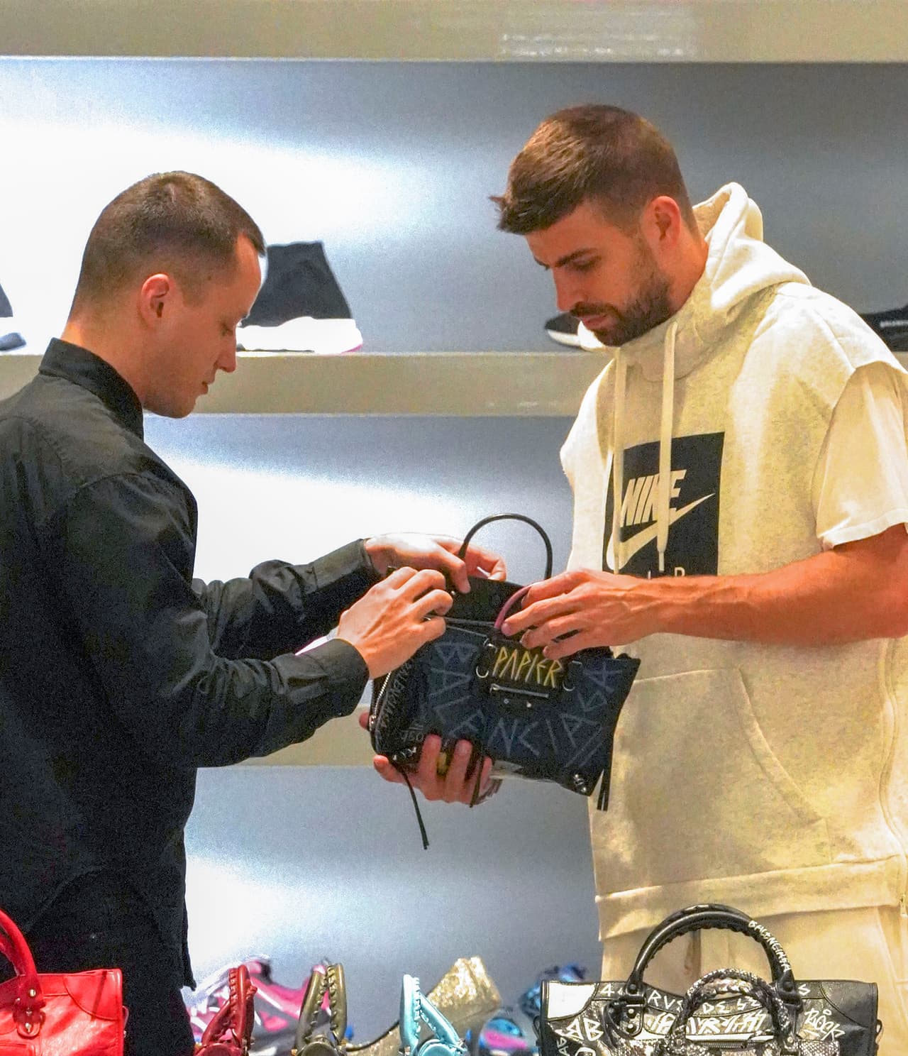 Aunque se desconoce si lo quería para Shakira o para algún otro familiar, lo cierto es que Piqué puso especial atención.