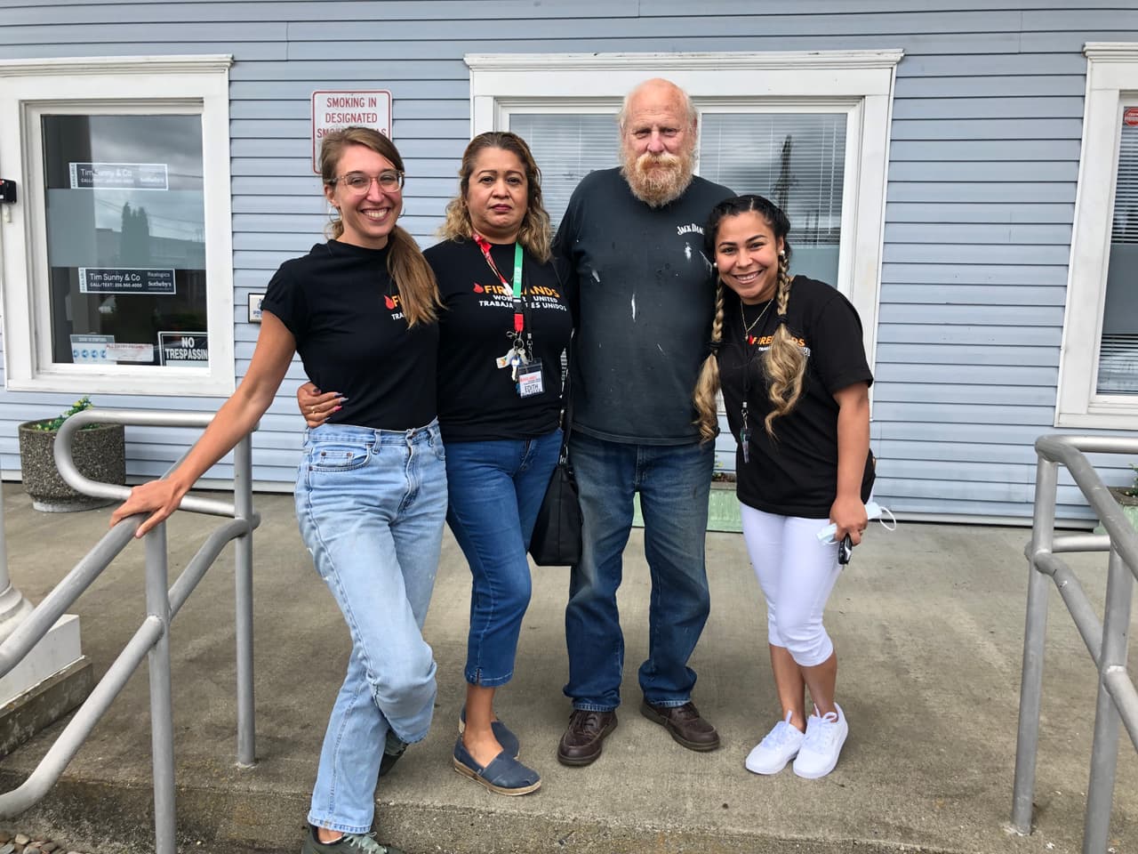 Parte del equipo de Fireland Workers Action afuera de su oficina en Aberdeen, Washington, el 6 de julio de 2022. De izquierda a derecha: Stina Janssen, Edith Baltazar, David Henson y Patty Flores.