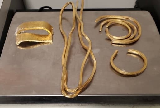 Autoridades detuvieron a un pasajero en el aeropuerto de Fort Lauderdale, que venía de Colombia con varias piezas de oro.