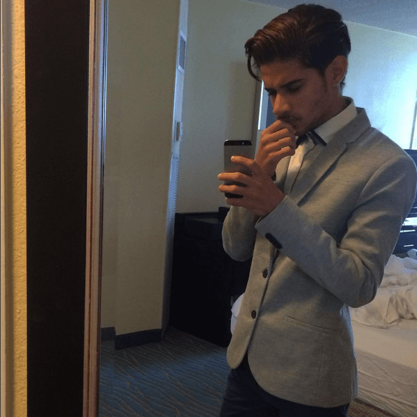 El estilo de Joshua es súper clásico con mezcla de vintage… Very dapper!!!