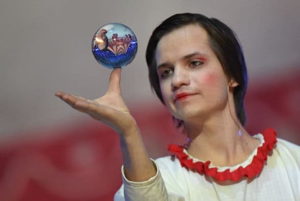 Este artista tiene la carpa completa en sus manos.