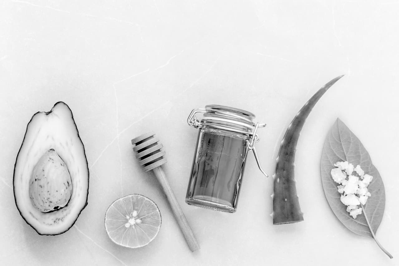 <h3>La cocina: el mejor proveedor de productos de belleza </h3> 
<br>Retinol, ácidos alfa hidróxidos, antioxidantes. A falta de estos avances de la química, las señoras de entonces echaban mano de productos naturales: 
<b>rodajas de pepino o té negro para ojos hinchados; aguacate para hidratar el pelo; aceite de oliva para desmaquillar los ojos; mascarillas de avena y yogurt para restaurar la humedad perdida; maicena para fijar el maquillaje…</b> Y sigue funcionando.