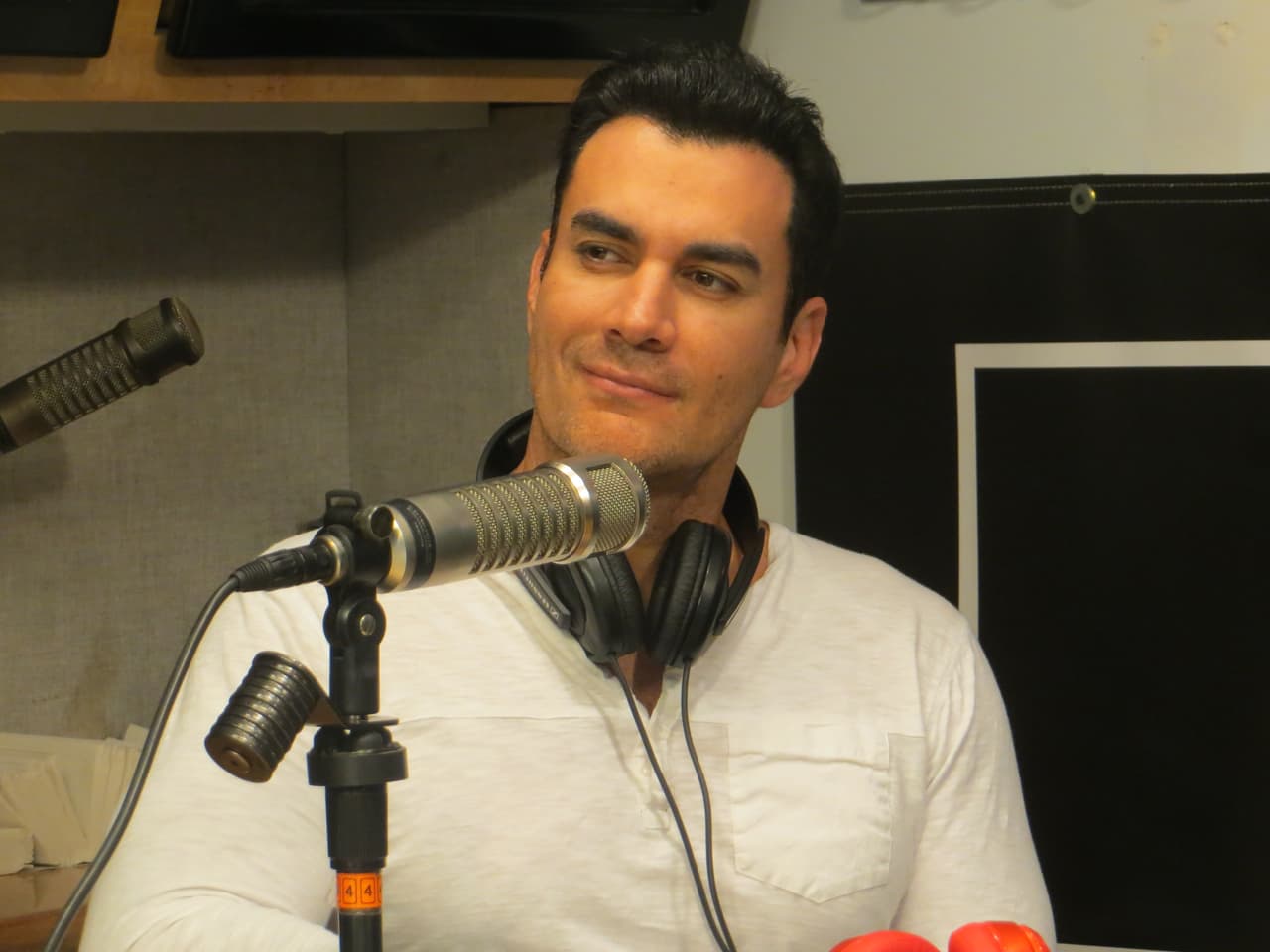 David Zepeda visitó los estudios de La Que Buena 105.1 y la temperatura de la cabina subió de temperatura.