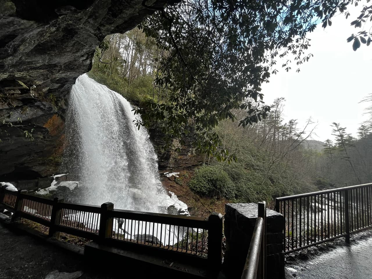 Más sobre Dry Falls, 
<b><a href="https://www.fs.usda.gov/recarea/nfsnc/recarea/?recid=48684">aquí</a></b>.