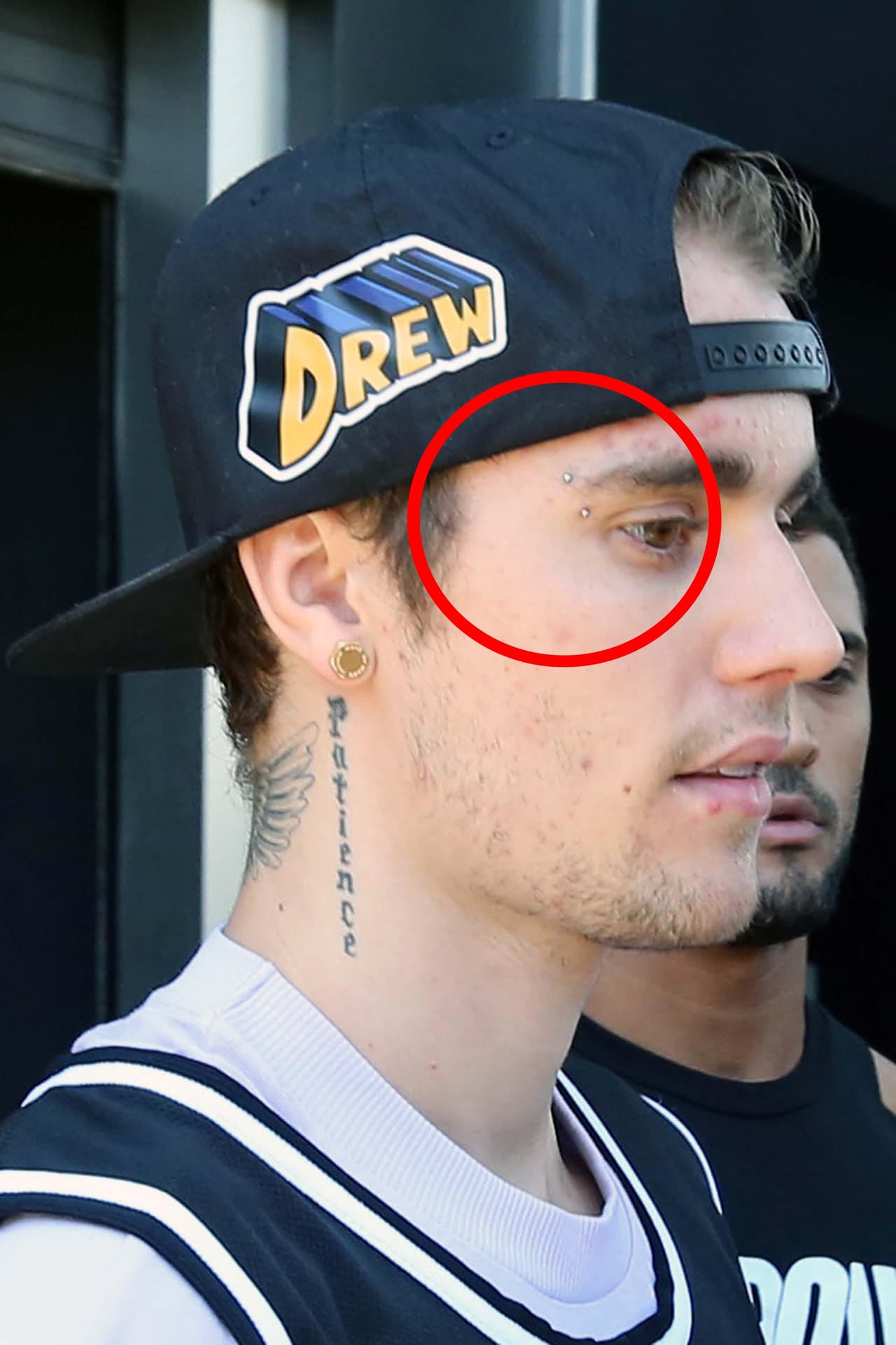 El cantante estrenó 
<b><a href="https://www.univision.com/famosos/hailey-baldwin-revela-cual-de-los-19-tatuajes-que-tiene-es-su-favorito-y-justin-presume-nuevo-piercing-fotos" target="_blank">un 'piercing'</a></b> en la ceja, mismo que dejó ver el pasado martes 23 de julio cuando salió de hacer ejercicio en un gimnasio de Los Ángeles y también a través de su cuenta de 
<b><a href="https://www.instagram.com/p/B0OxEZyHSYQ/" target="_blank">Instagram.</a></b>