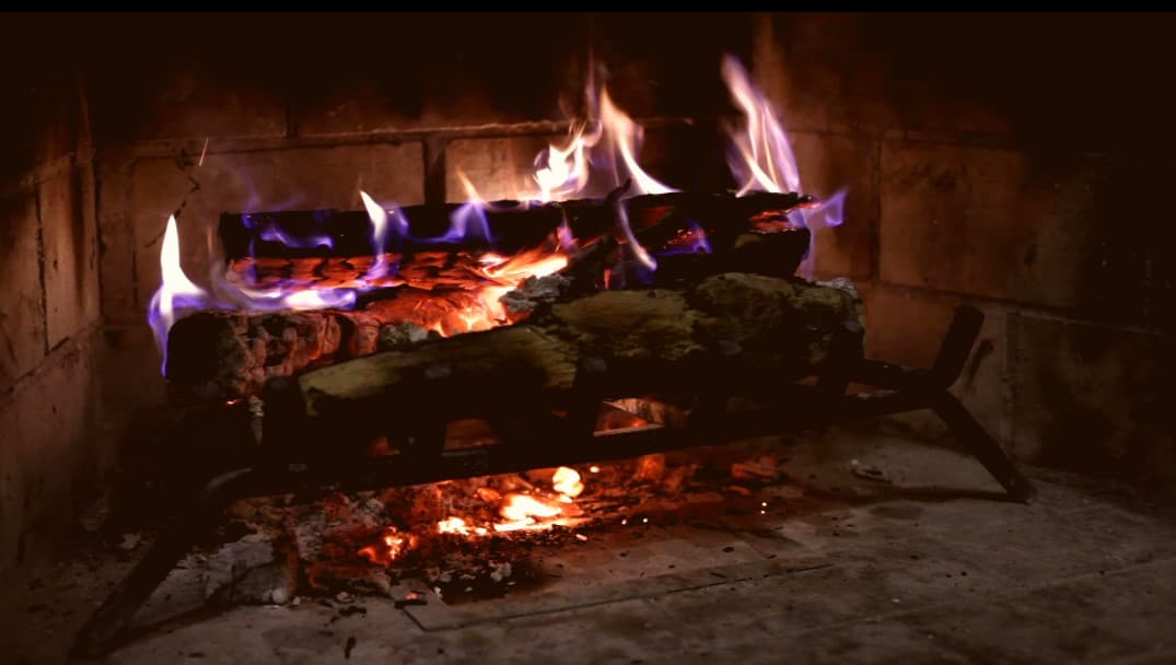 <h2 class="cms-H2-H2">Recomendaciones para la chimenea</h2>
<br>· Antes de encenderla, asegúrese que el ducto para salida de gases esté abierto.
<br>
<br>· 
<b>Nunca deje la chimenea desatendida</b>.
<br>
<br>· No permita que los niños jueguen o estén cerca de ella.
<br>
<br>· 
<b>No ponga objetos que se pueden quemar cerca</b>.
<br>
<br>· Si usa una chimenea de troncos, asegúrese que las cenizas estén frías cuando se deshaga de ellas.
<br>
<br>· 
<b>Use siempre una malla protectora para evitar que se escapen chispas</b>.
<br>