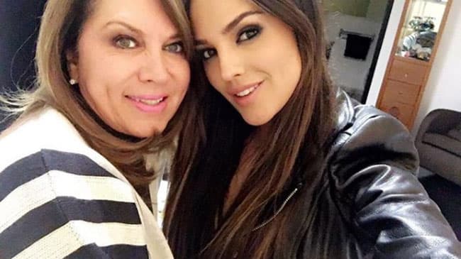 "Esta gran mujer es mi mamá, no te dejes engañar, ella es incluso más hermosa por dentro. Con ocho hermanos, creciendo sin dinero y siendo mamá soltera, estudió para ser doctora mientras cuidaba a su hijo y trabajaba horas extra, muy lejos de su ciudad natal obtuvo un título y una licenciatura en odontología, mientras era 'top model' y viajaba alrededor del mundo. Después de tenerme decidió crecer…”, escribió Eiza en 2017.