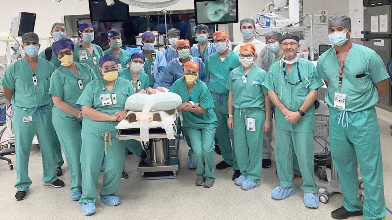 El equipo médico encargado de la cirugía estuvo conformado por más de 30 especialistas que vistieron gorros quirúrgicos de diferentes colores para evitar confusiones.