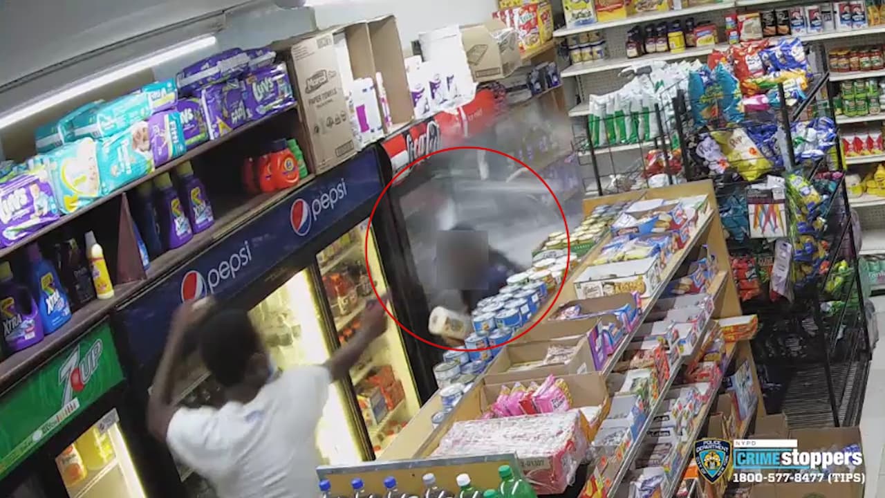 Mujer esquiva las balas y se salva de mortal tiroteo en bodega de Nueva York