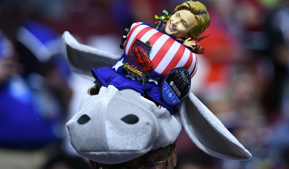 Volando sobre un burro a manera de sombrero encontramos a una pequeña Hillary Clinton muy sonriente y saludadora. El delegado demostró que lo que ocupa su cabeza es mostrar su completo apoyo a la candidata.