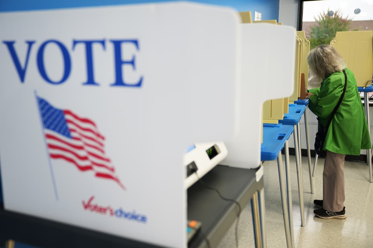 Los votantes prefieren a los demócratas en temas clave, pero no confían en ningún partido, según una encuesta de Associated Press-NORC Center 