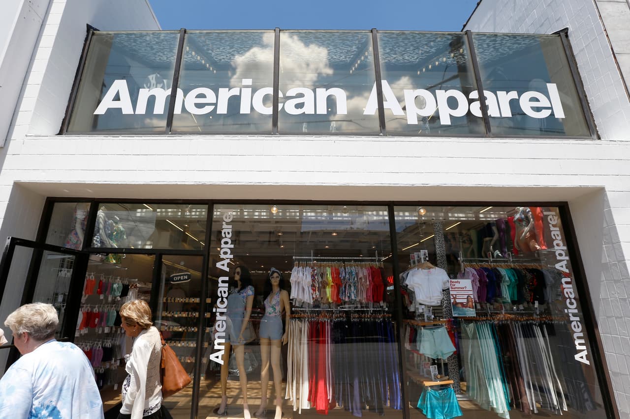 <b>American Apparel</b> se declaró en bancarrota en el 2016, y despidió a cerca de 2,600 empleados tras cerrar 110 tiendas. Actualmente solo opera a través de su tienda en internet