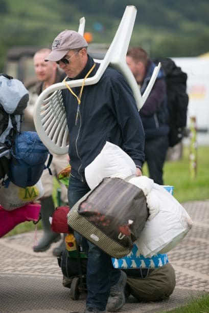 Miles llegan cargados de casas de campaña y todo lo necesario para hacer de su estancia algo pasadero.