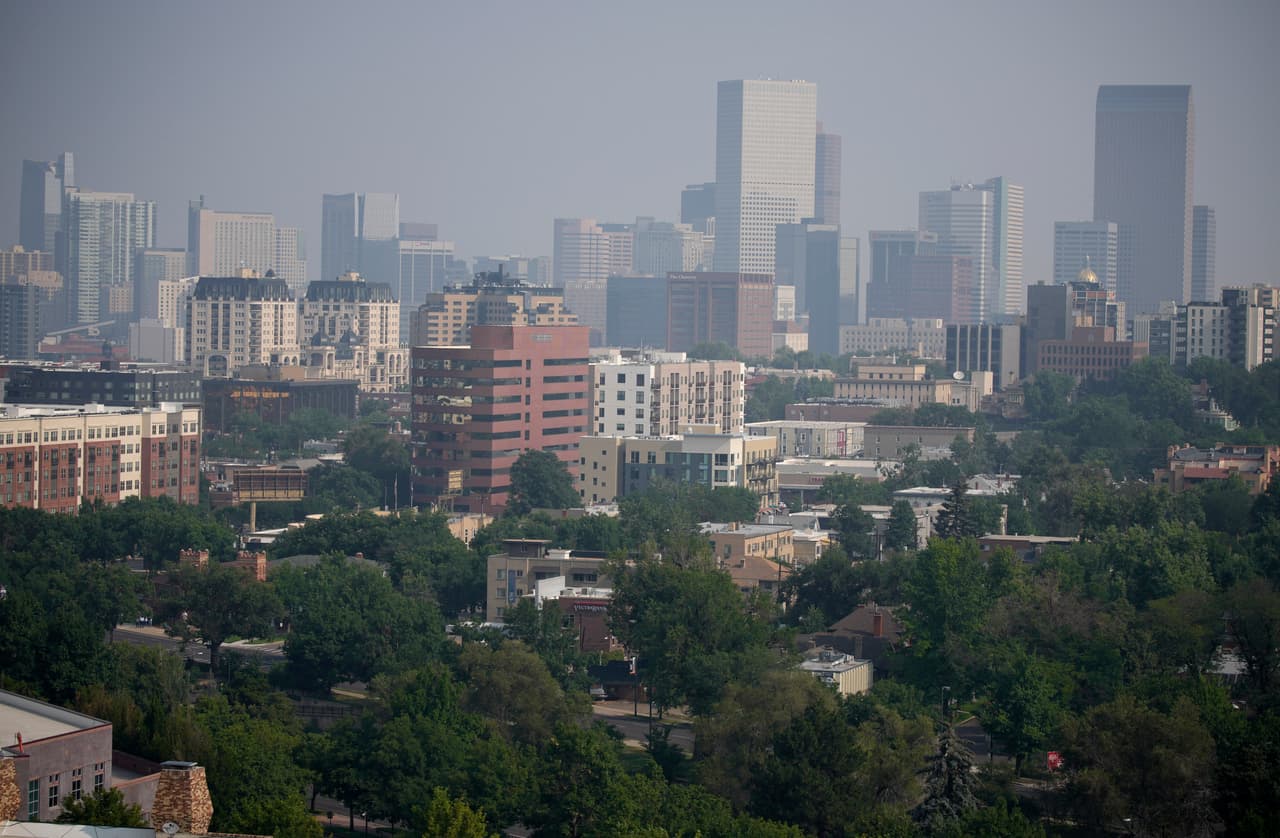 Los cielos, que aún tienen humo causado por los 
<a href="https://www.univision.com/temas/incendios">incendios</a>, se han despejado un poco y permitirán el regreso al vuelo de más de un veintena de helicópteros y dos aviones cisterna, además de facilitar el movimiento de las tripulaciones en tierra.