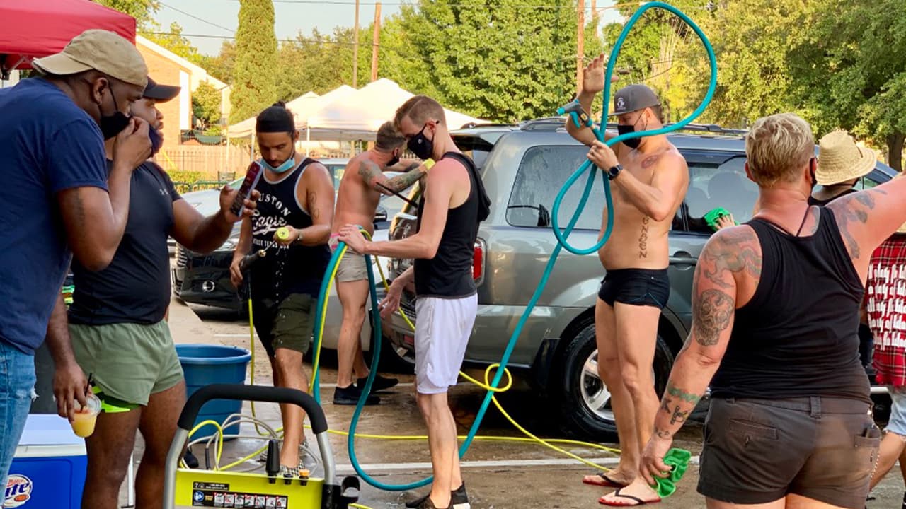 Siendo los bares de Texas los más golpeados económicamente por la
<b><a href="https://www.univision.com/local/houston-kxln/jueza-lina-hidalgo-explica-como-seran-invertidos-los-fondos-para-ayudar-a-estudiantes-con-sus-clases-virtuales-video">pandemia,</a></b> un grupo de bartenders de Houston se unieron para ganar un poco de dinero lavando carros y poder ayudarse a pagar su renta y alimentos.