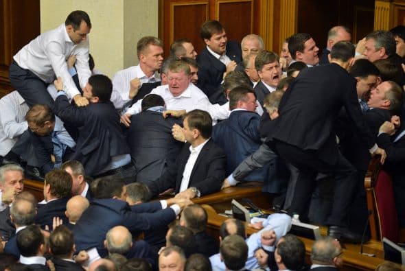 El grupo liderado por Klitschkó lo conforman 42 diputados, mientras que el resto de los escaños se los reparten Svoboda (37) y los comunistas (33).