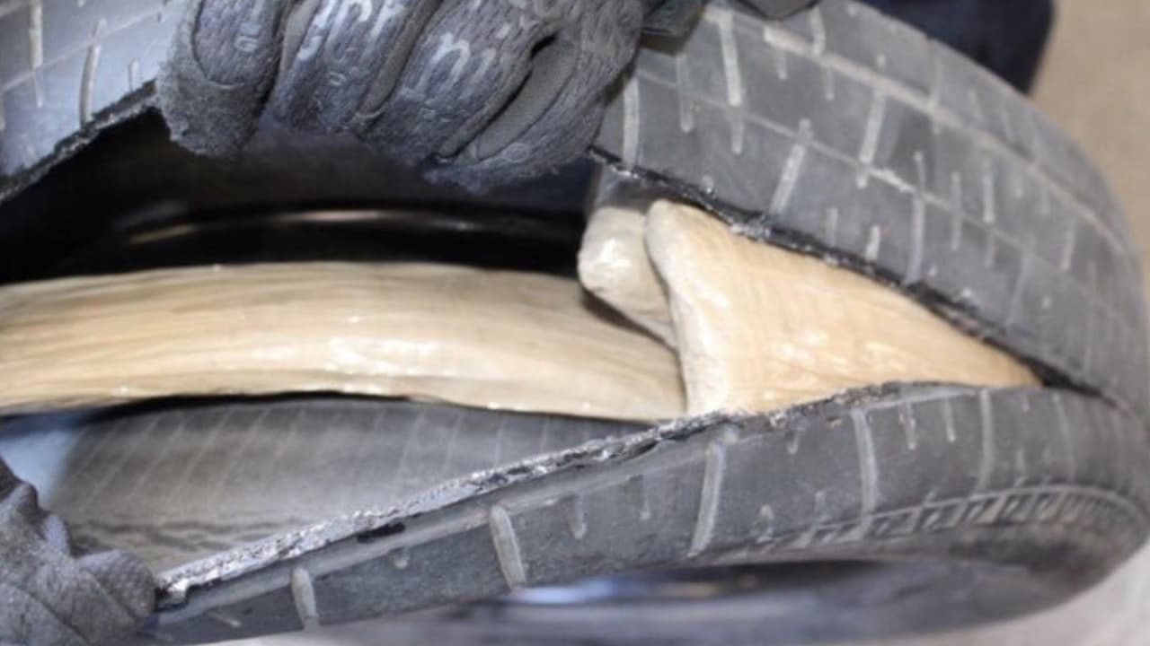El imparable tráfico de droga por los puertos fronterizos de Nogales llevaron a tres incautaciones durante el fin de semana. La droga venía escondida en esta llanta.