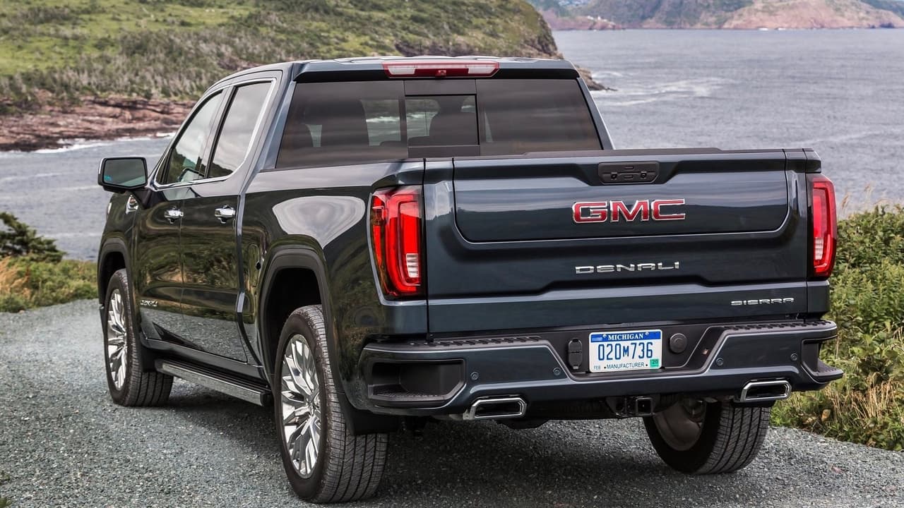 <h3 class="cms-h3-H3">¿Qué hay de nuevo?</h3>
<br>La GMC Sierra 2019 tiene su estilo propio, mucho mejor que el de la Chevrolet Silverado. Todos los cambios mencionados para la Silverado también aplican para la Sierra, la cual además cuenta con características exclusivas como una caja de carga hecha de fibra de carbono y una compuerta trasera de dos piezas donde la compuerta interna fue concebida para usos múltiples incluyendo un escalón, una mesa de trabajo o acceso para carga pequeña.
<br>
<b>¿Vale la pena? </b>
<br>Las gemelas mecánicas, Chevrolet Silverado y GMC Sierra, siempre han sido excelentes camionetas pickups. La GMC Sierra ahora con un hermoso diseño y contenido exclusivo se destaca del resto de la manada.