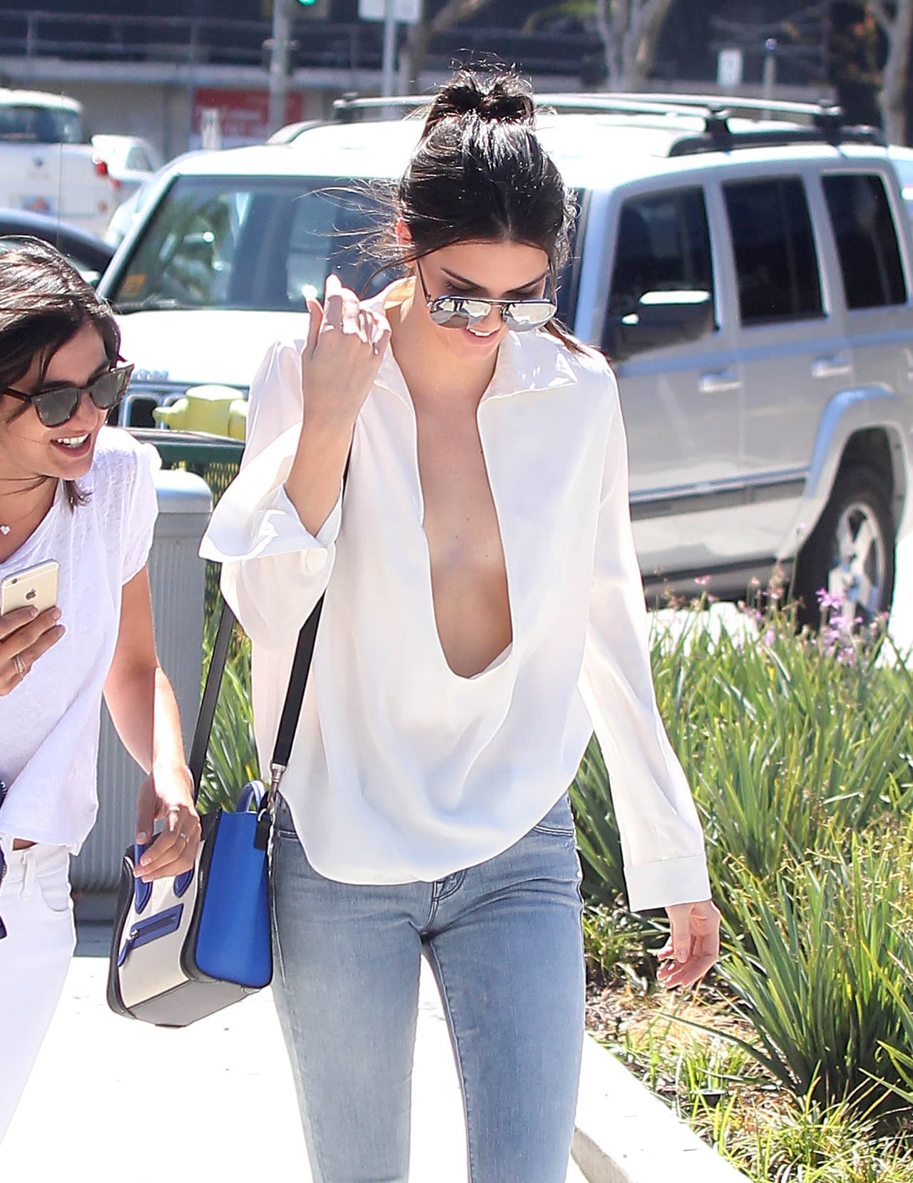 Su escote le llegaba al ombligo.