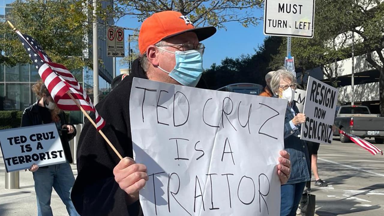 “Estamos sumamente decepcionados en el senador Ted Cruz ya que él trató de derrocar la democracia de los Estados Unidos ya la gente había votado ya los estados habían ratificado los votos y él trató de seguir los consejos de un presidente que está totalmente descabellado”, dijo César Espinosa, activista y director de la organización F.I.E.L.