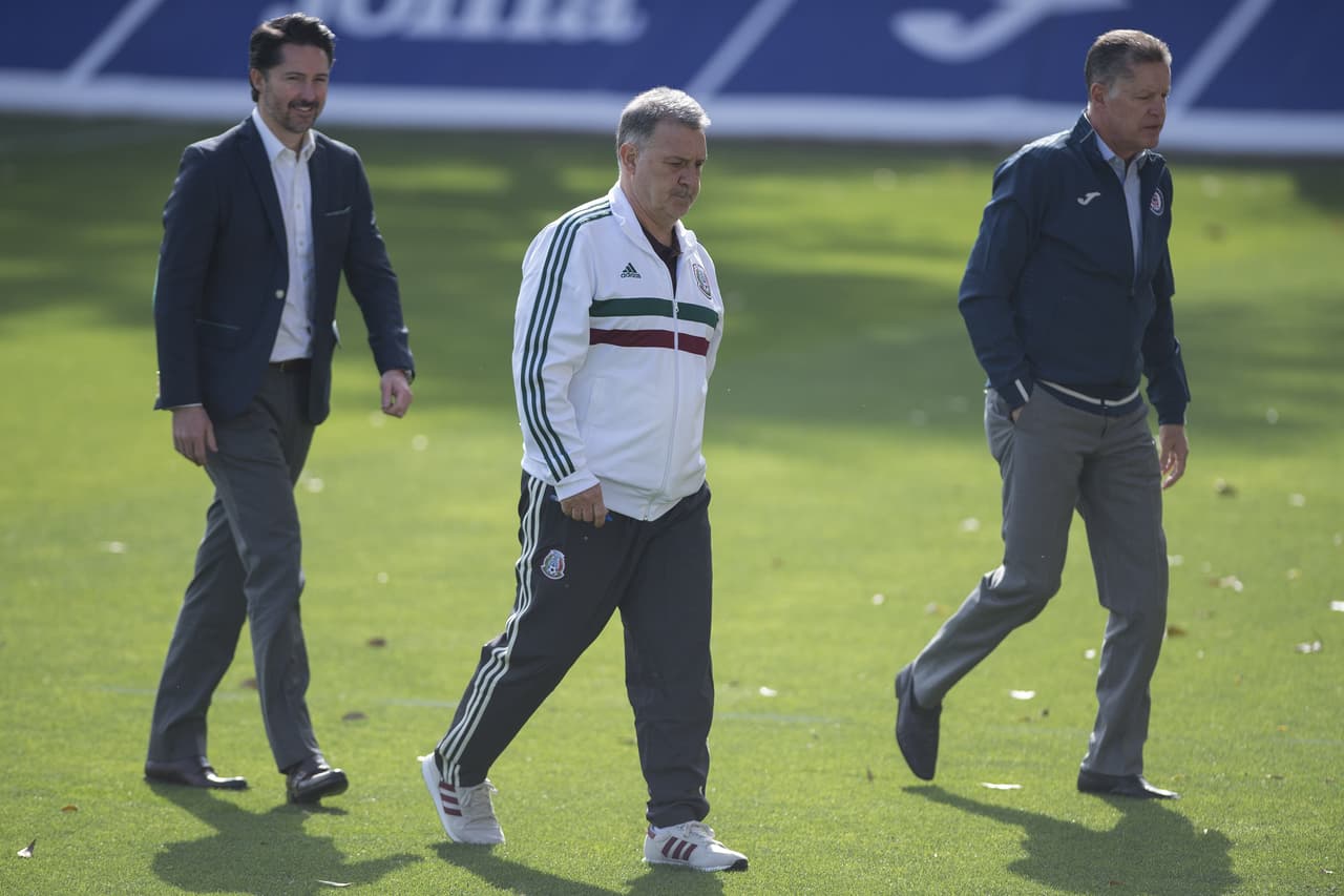 El técnico de México, Gerardo Martino, estuvo de visita en La Noria en el entrenamiento de Cruz Azul, el segundo equipo que ve en práctica tras observar al América en el Centro de Alto Rendimiento.