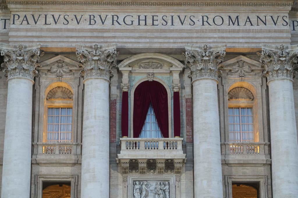 Vista del balcón de la Basílica de San Pedro durante el cónclave cardenalicio para la elección del nuevo papa, en el Vaticano, el miércoles 7 de mayo de 2025.