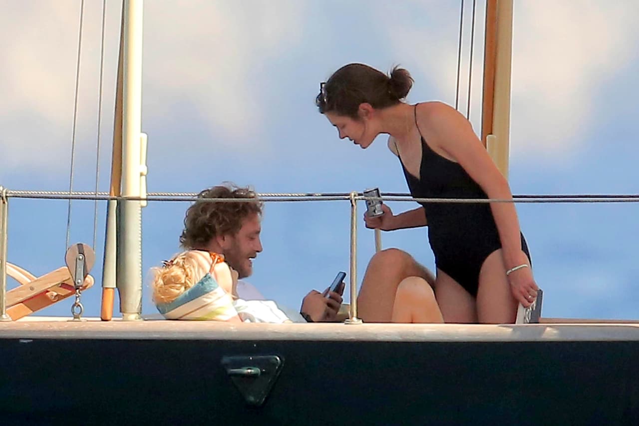 Los hermanitos Charlotte y Pierre divirtiéndose de lo lindo.