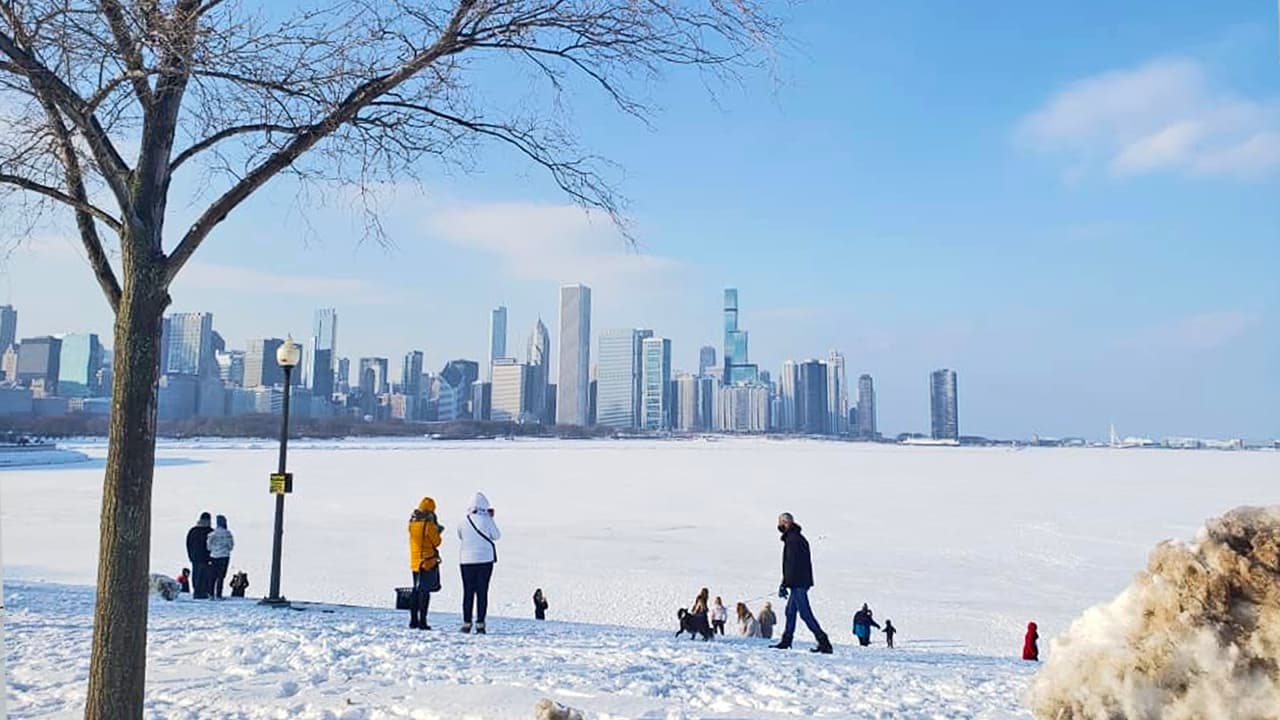 La tormenta invernal de las últimas semanas en Chicago llegó a dejar hasta 18 pulgadas de nieve y al Lago Michigan en grado de congelación, pero si bien el día a día de los residentes se ha complicado, las imágenes que nos regalan son para el recuerdo.