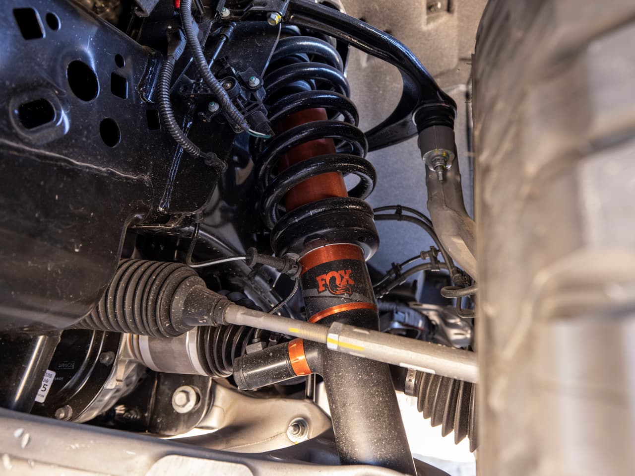La nueva Raptor también incorpora un tren de rodaje completamente rediseñado con un sistema de suspensión trasera de cinco brazos y amortiguadores FOX Live Valve de última generación controlados electrónicamente.